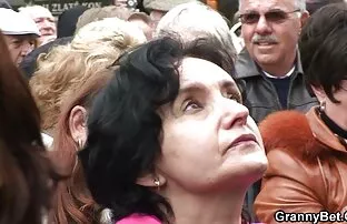 სექსუალურად ლესბო ღრმად ყელში მოწიფული